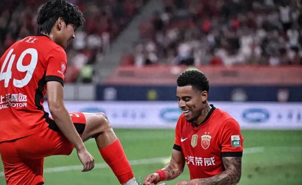 爱游戏体育 -关于上海海港发布备战花絮，加时末段绝杀压哨，欧篮联任务艰巨，更衣室氛围转暖的信息