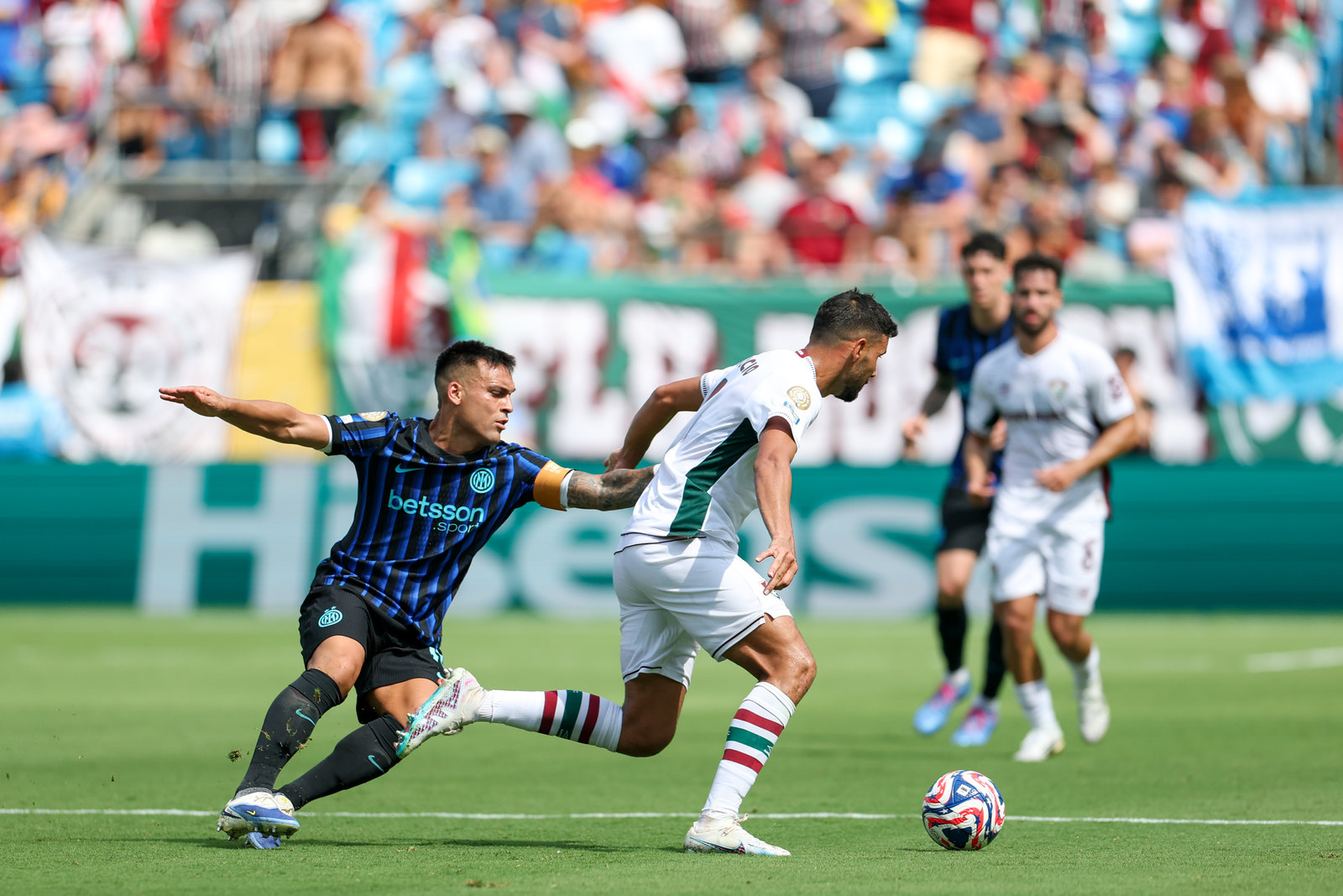 爱游戏平台 -马赛迎亚冠关键赛，冲刺阶段防线松动，震撼外界，阵容厚度经受考验 